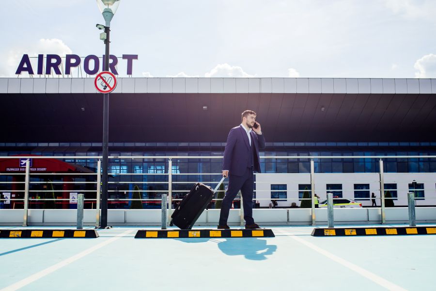 businessman walking and talking on phone at airpor 2026 01 05 06 12 02 utc